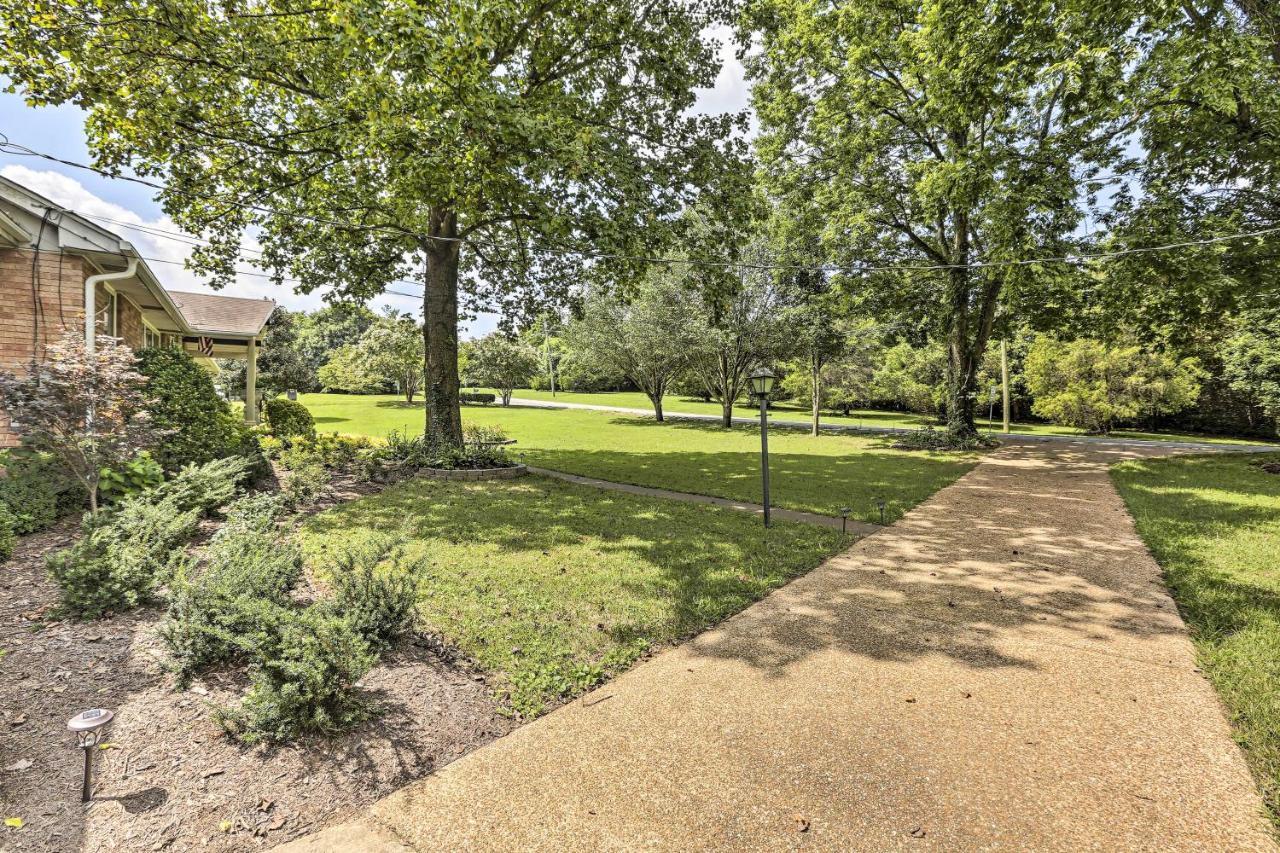 With Patio, 3 Mi To Grand Ole Opry Apartment